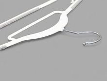 DG-42 Вешалка-плечики с перекладиной, с антискользящими вставками L-420 мм