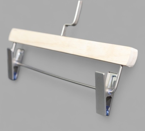 S32 Вешалка деревянная с зажимами для брюк